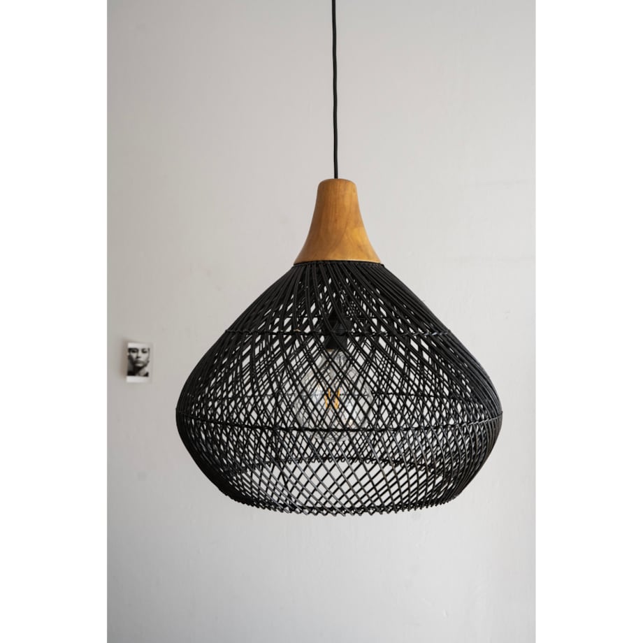 Rattanowa lampa z drewnem teakowym BAND w rozmiarze M - czarna