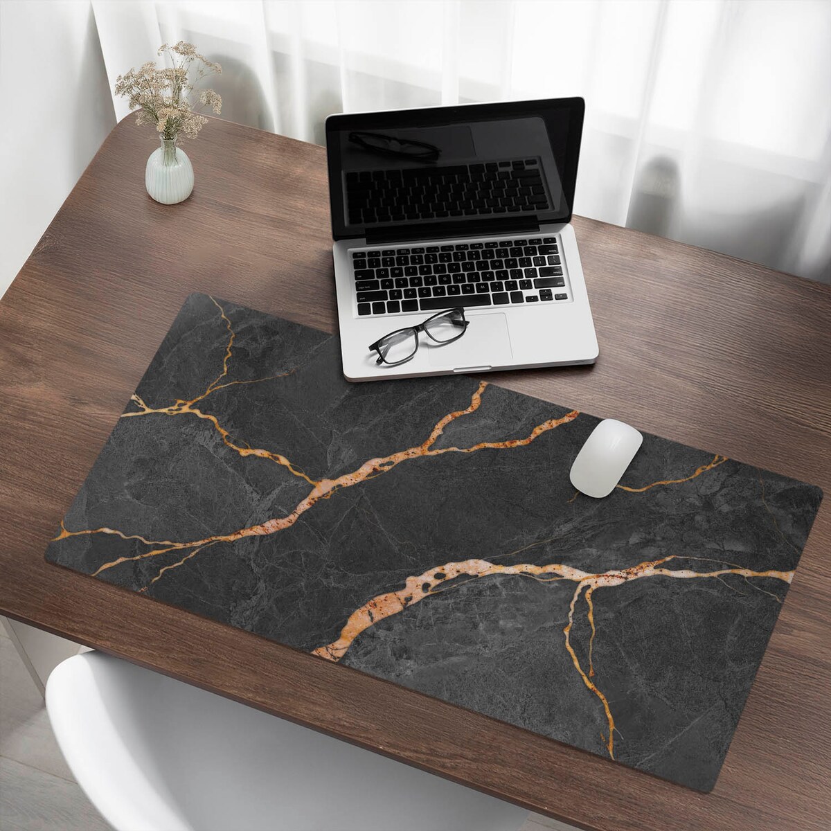 Czarna mata na biurko Marmurowe żyłki, 100x50 cm