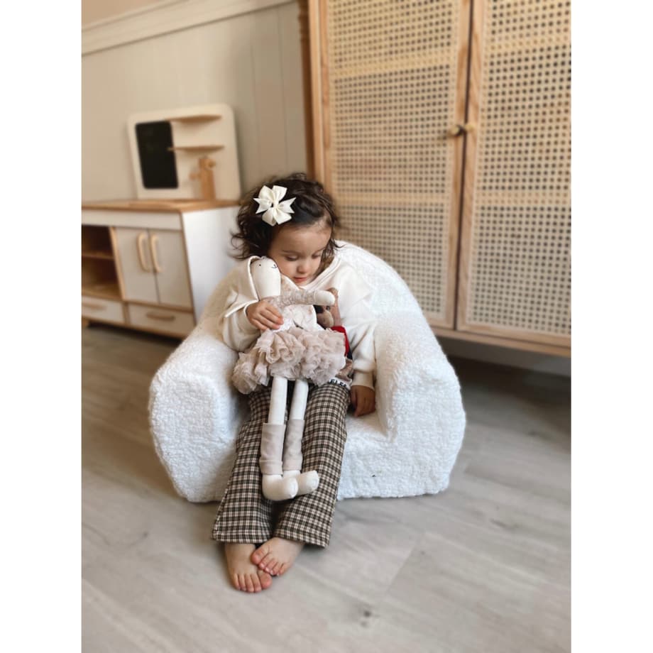 Futrzany fotelik dla dziecka z haftowanym imieniem biały