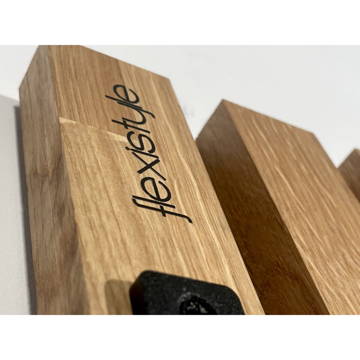 Drewniany wieszak na ubrania Lamele 98cm moduł 12cm