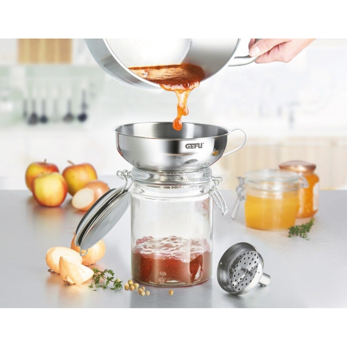 Lejek z sitkiem i praktycznym uchwytem, niezastąpiony element wyposażenia kuchennego