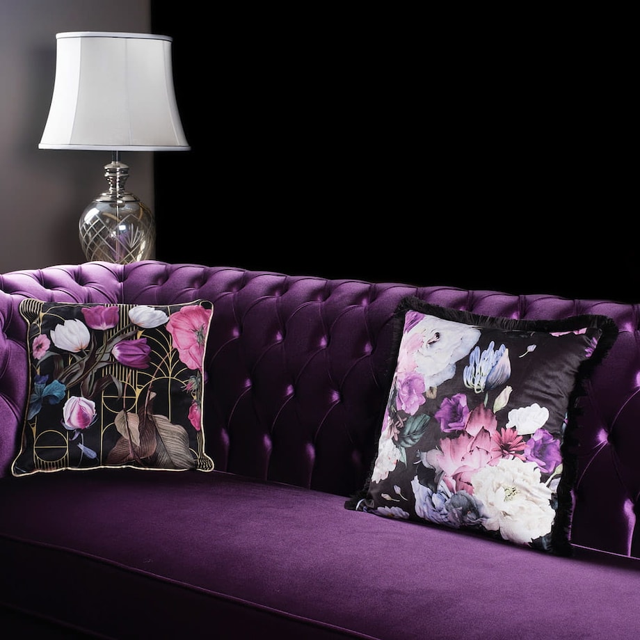 Poszewka dekoracyjna 43x43 fioletowa w kwiaty z frędzlami