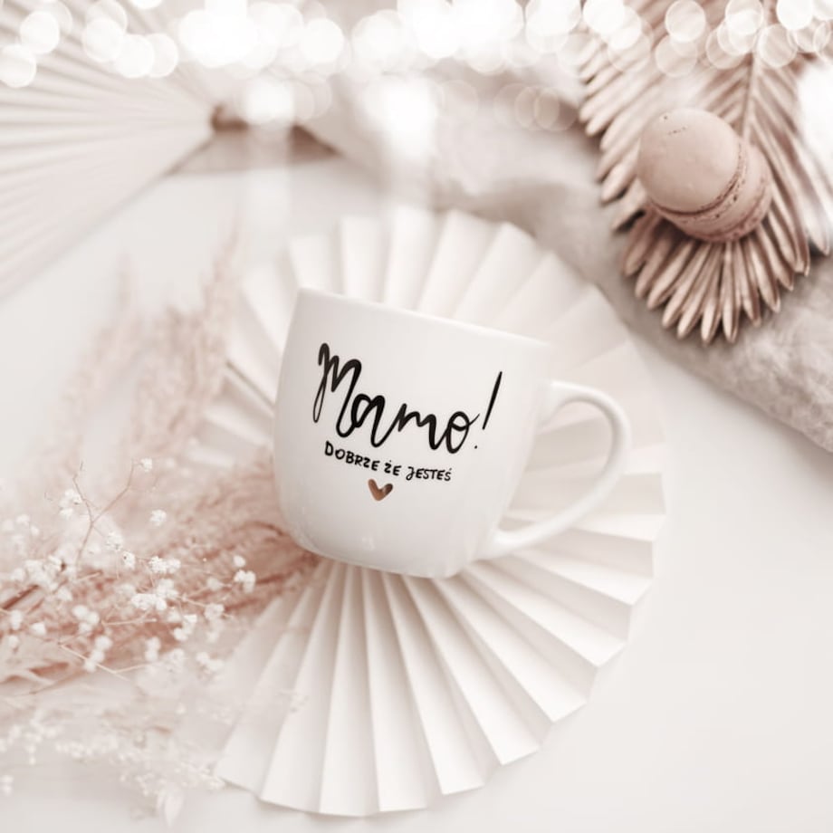 Biały kubek porcelanowy 300 ml - Złote serce i napis mamo dobrze, że jesteś dla mamy na dzień matki