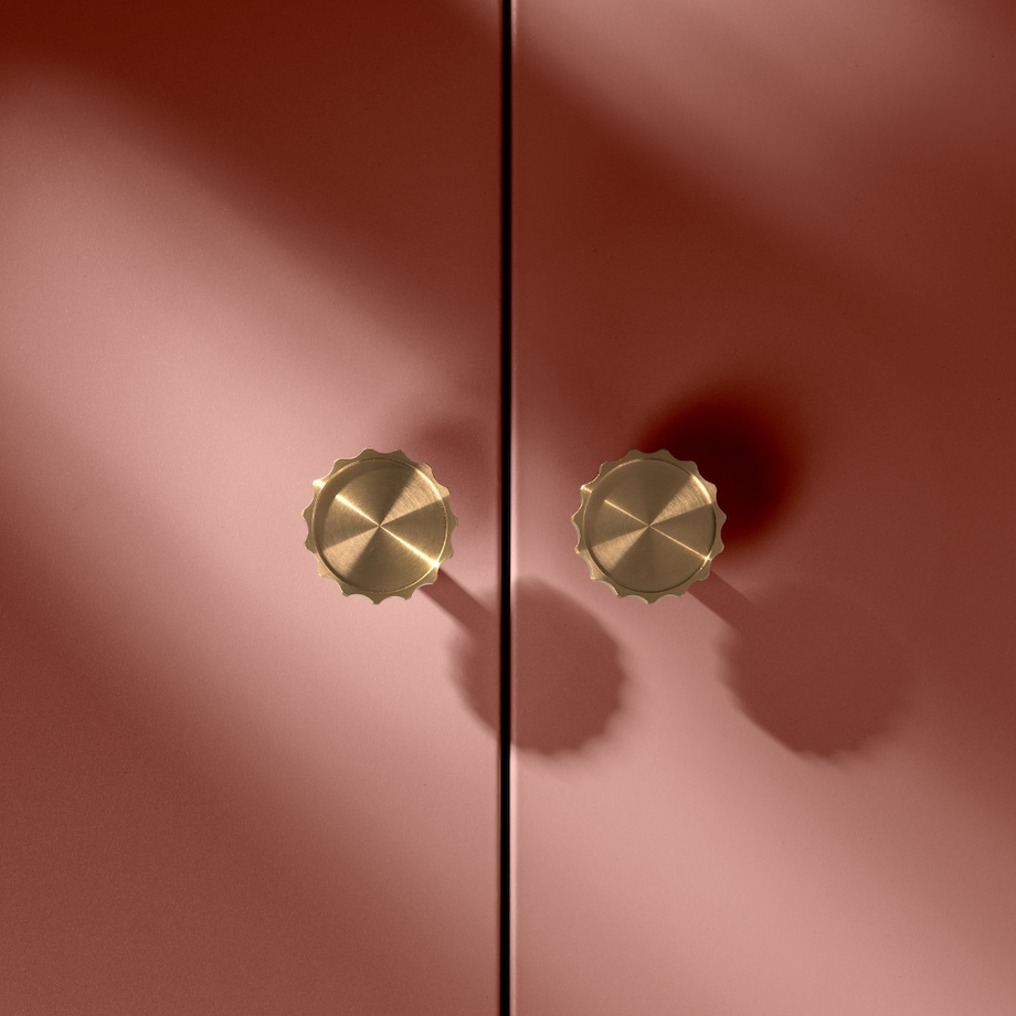 LEXI L uchwyt jednopunktowy mosiężny szczotkowany nielakierowany