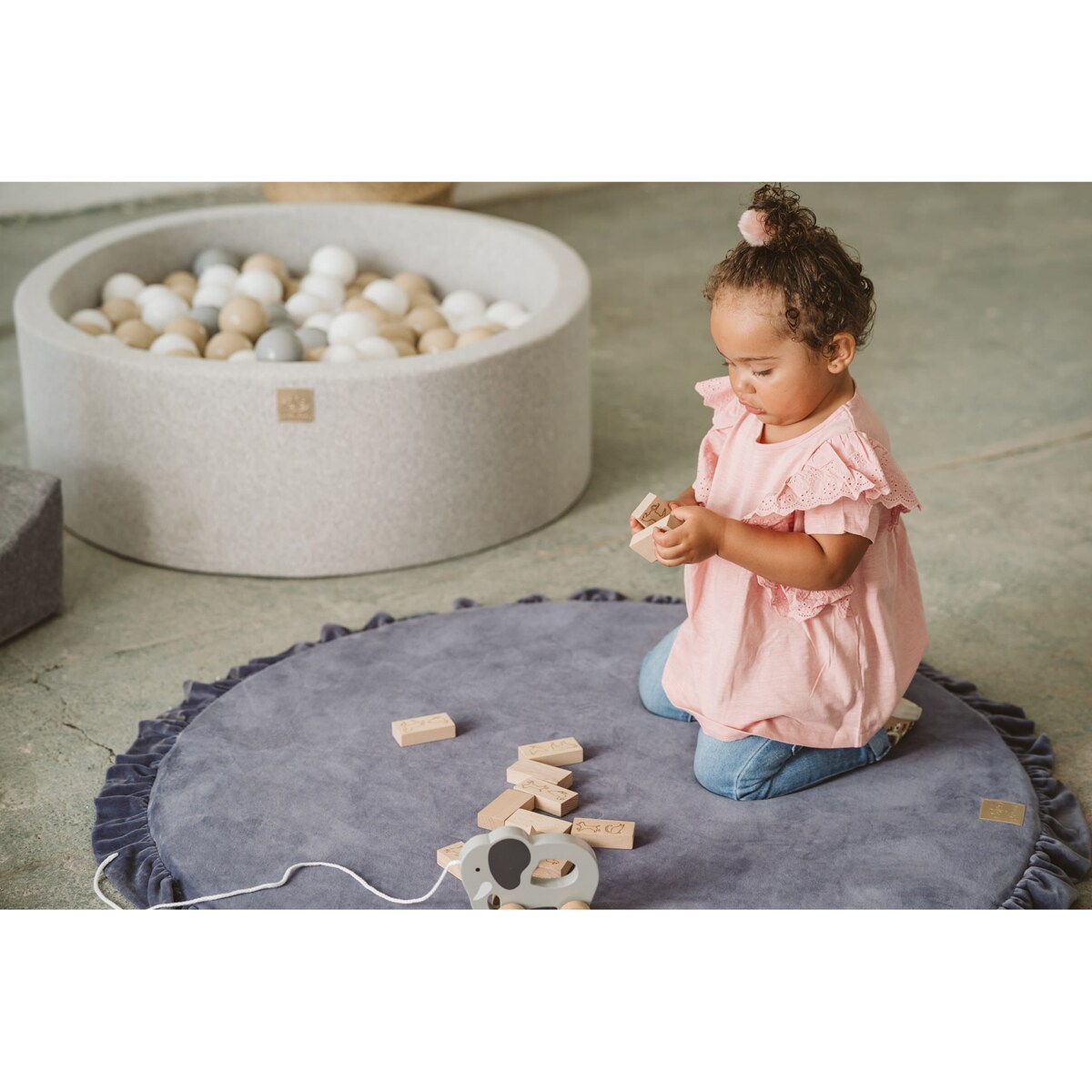 Mata Okrągła z Falbanką 100x100cm dla Dzieci, Welurowa, Szaroniebieska