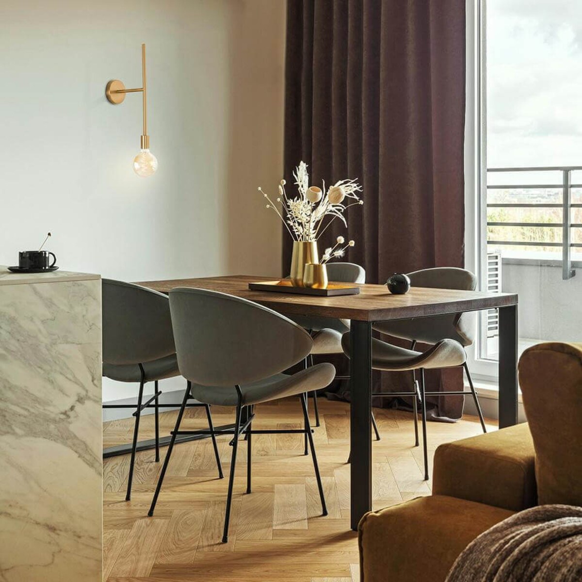 Klasyczna ścienna lampa Riva MSE010100394 Moosee metalowa złota