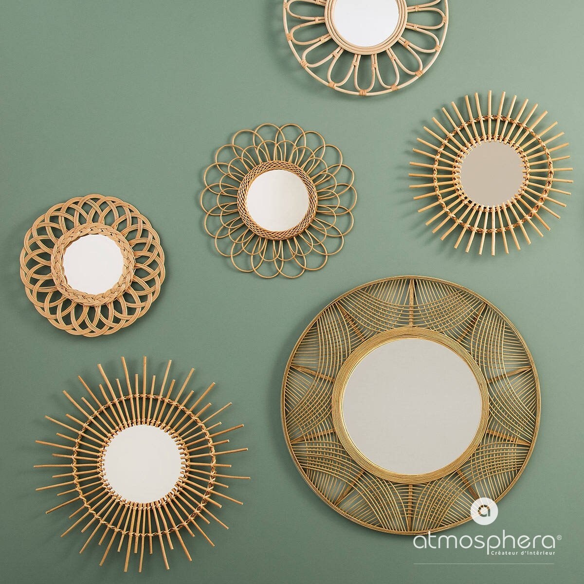 Lustro w plecionej ramie, niespotykany przedmiot z wikliny o ciekawej formie do salonu lub sypialni