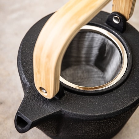 Czajniczek żeliwny Zaparzacz do herbaty z drewnianym uchwytem 1.3L KINGHOFF