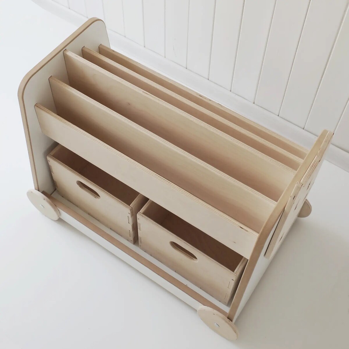 Drewniany regał na kółkach