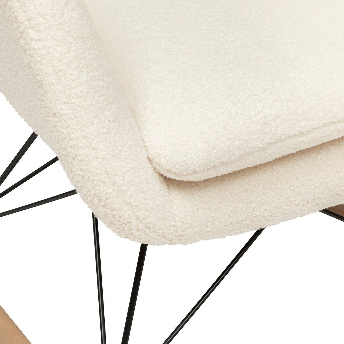 Fotel bujany OLMETO, bouclé z drewnianymi nogami