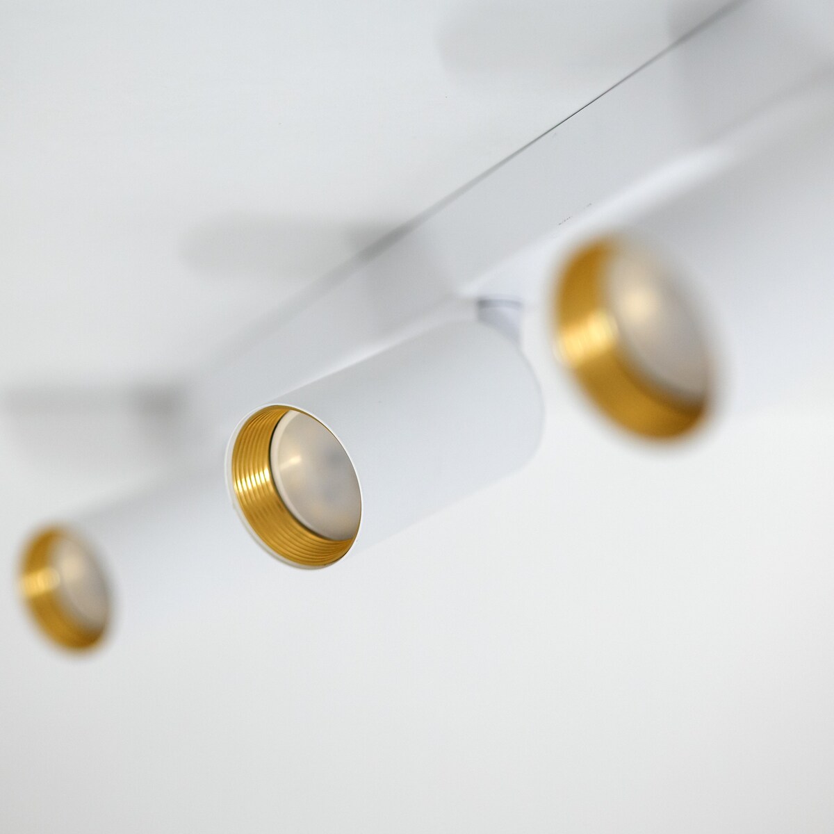 Lampa sufitowa spot TK Lighting AMIS WHITE 3 biała ze złotem, 3xGU10, regulowane reflektory