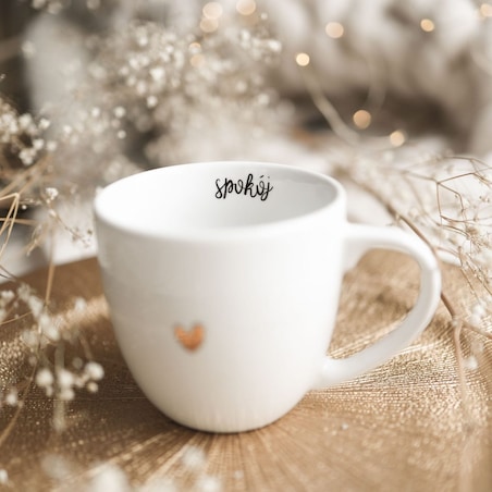 Biały kubek porcelanowy 300 ml - motyw złotego serca z napisem Spokój dla bliskiej osoby na każdą okazję