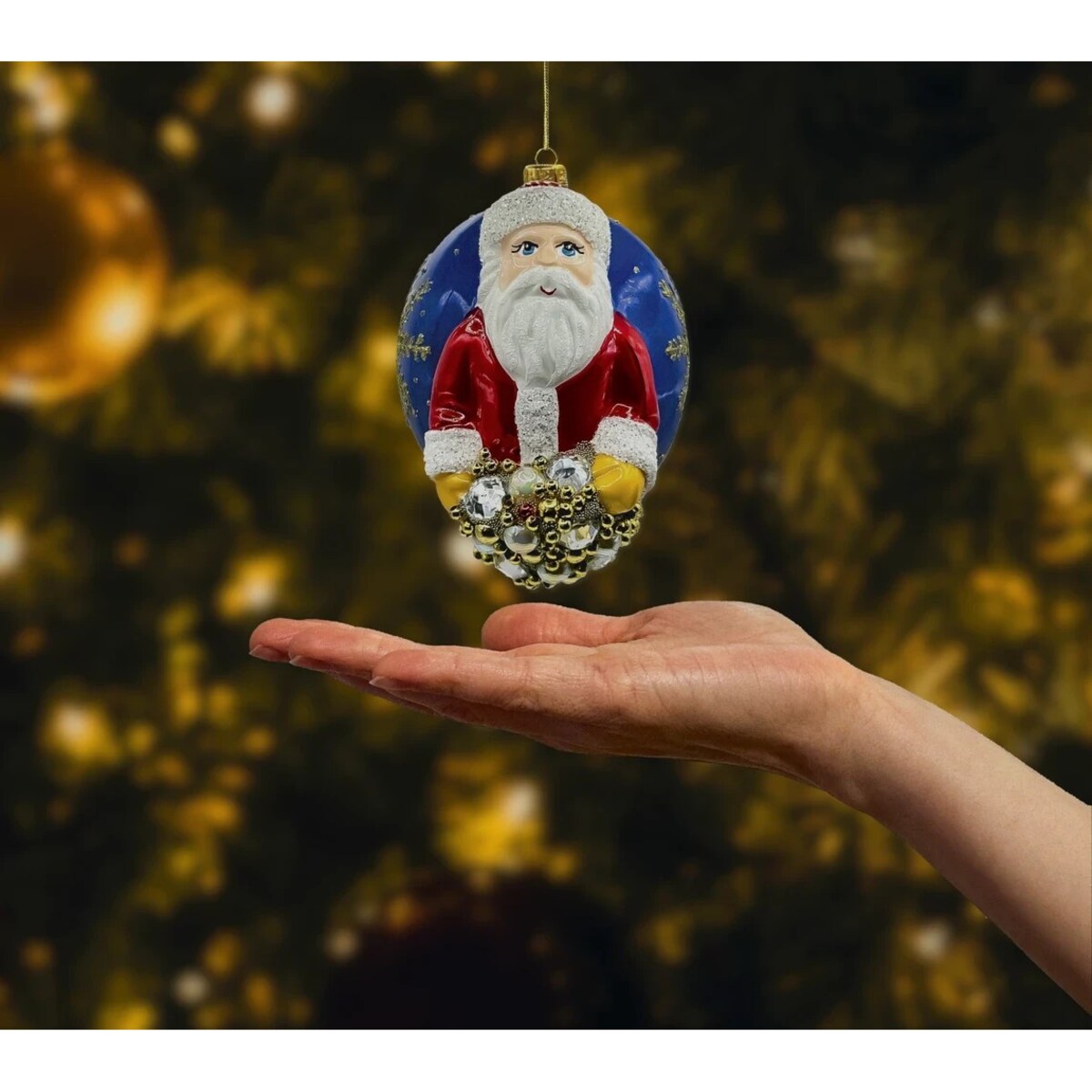 Bombka choinkowa: Święty Mikołaj na niebieskiej bombce z zimowymi zdobieniami
