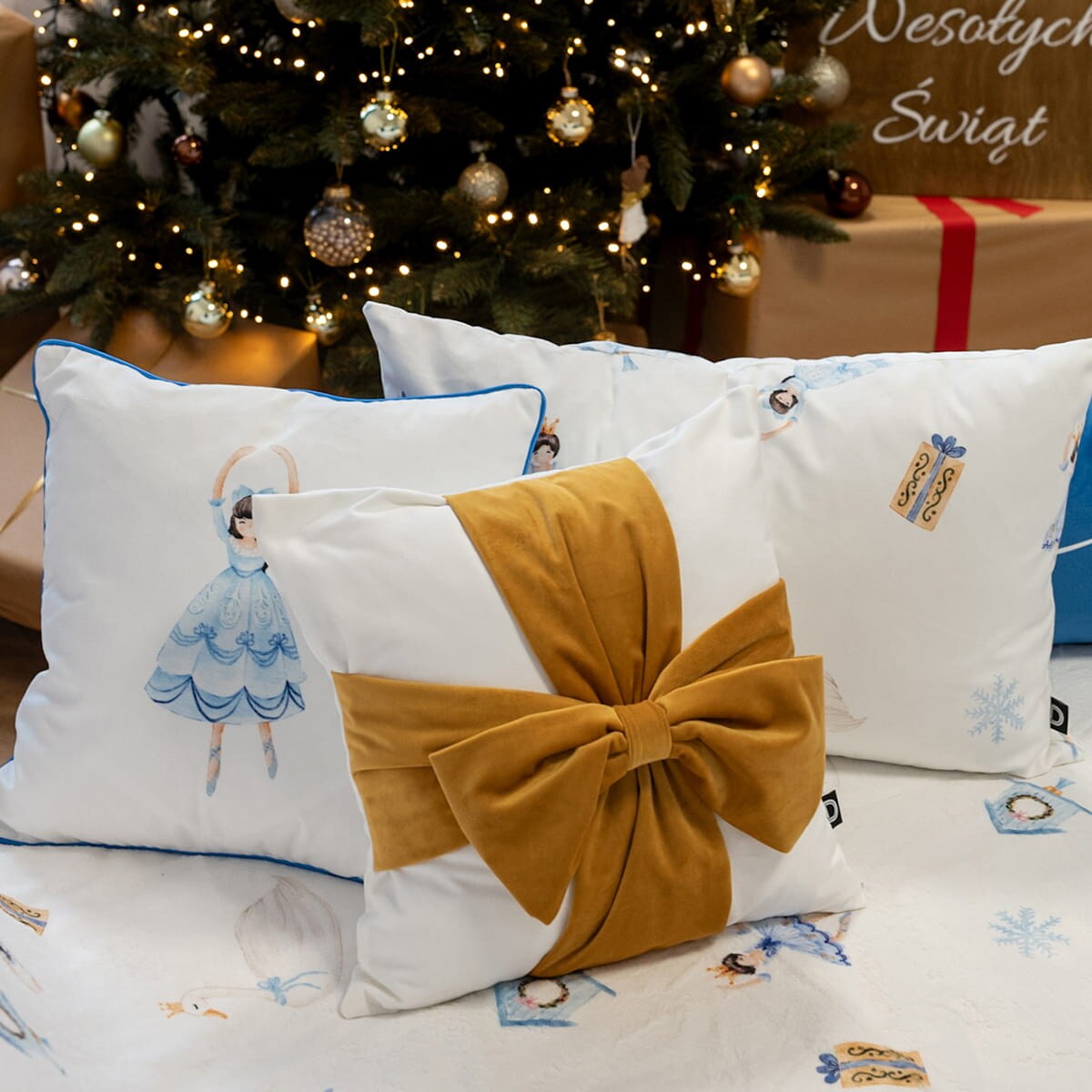 Poduszka VELVET VE2215 | Musztardowa kokarda 40 x 40 cm