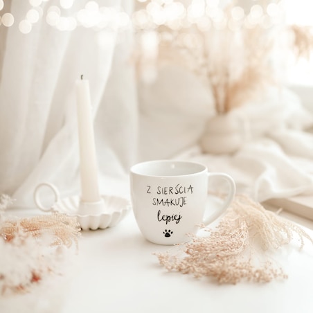 Biały Kubek Porcelanowy 300 ml - Napis Z Sierścią Smakuje Lepiej dla Miłośniczki Zwierząt na Urodziny
