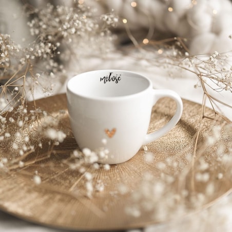 Biały kubek porcelanowy 300 ml „Miłość" ze złotym sercem - prezent na walentynki, rocznicę, zaręczyny