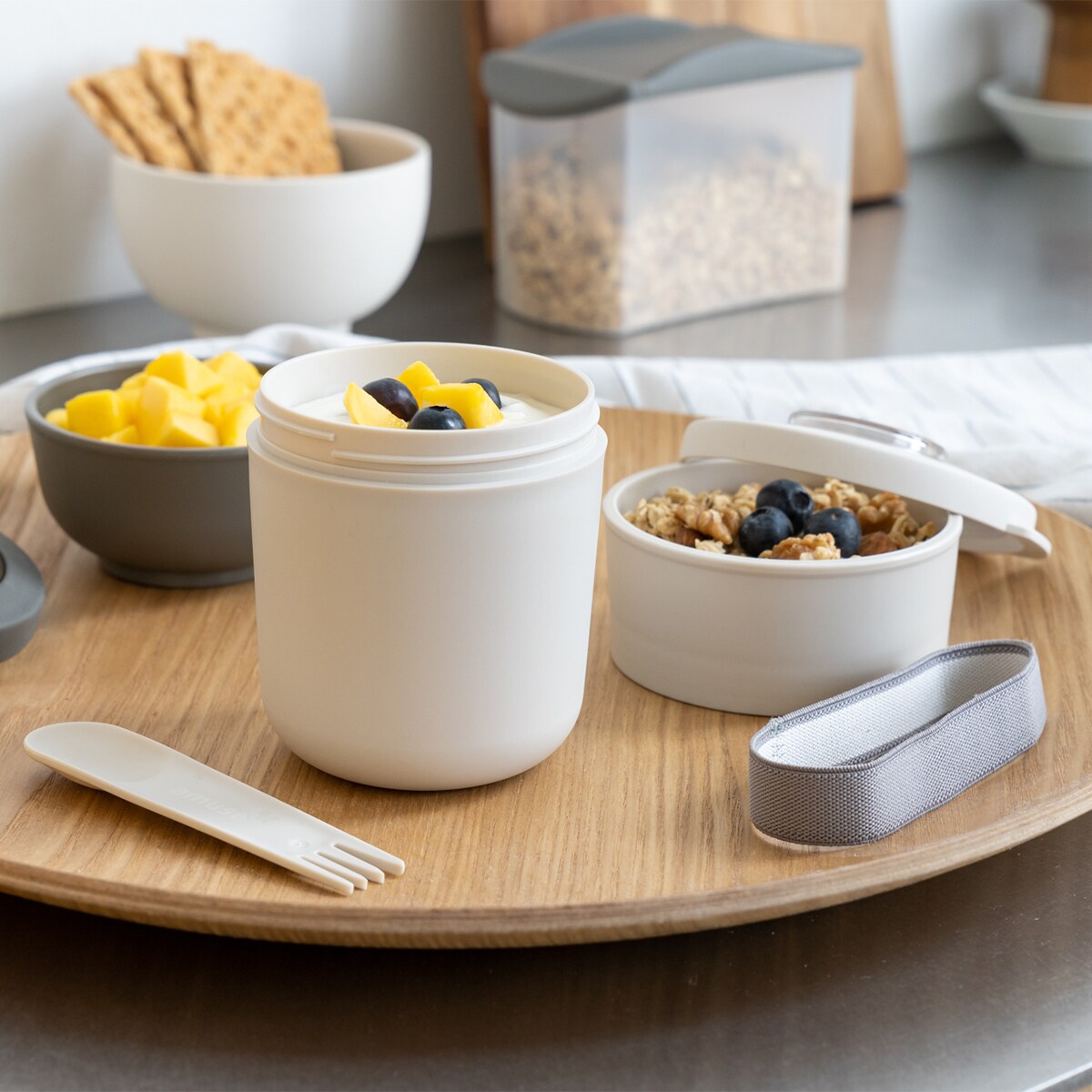 Amuse pojemnik na jogurt 2w1 ze sztućcem i gumką beżowy