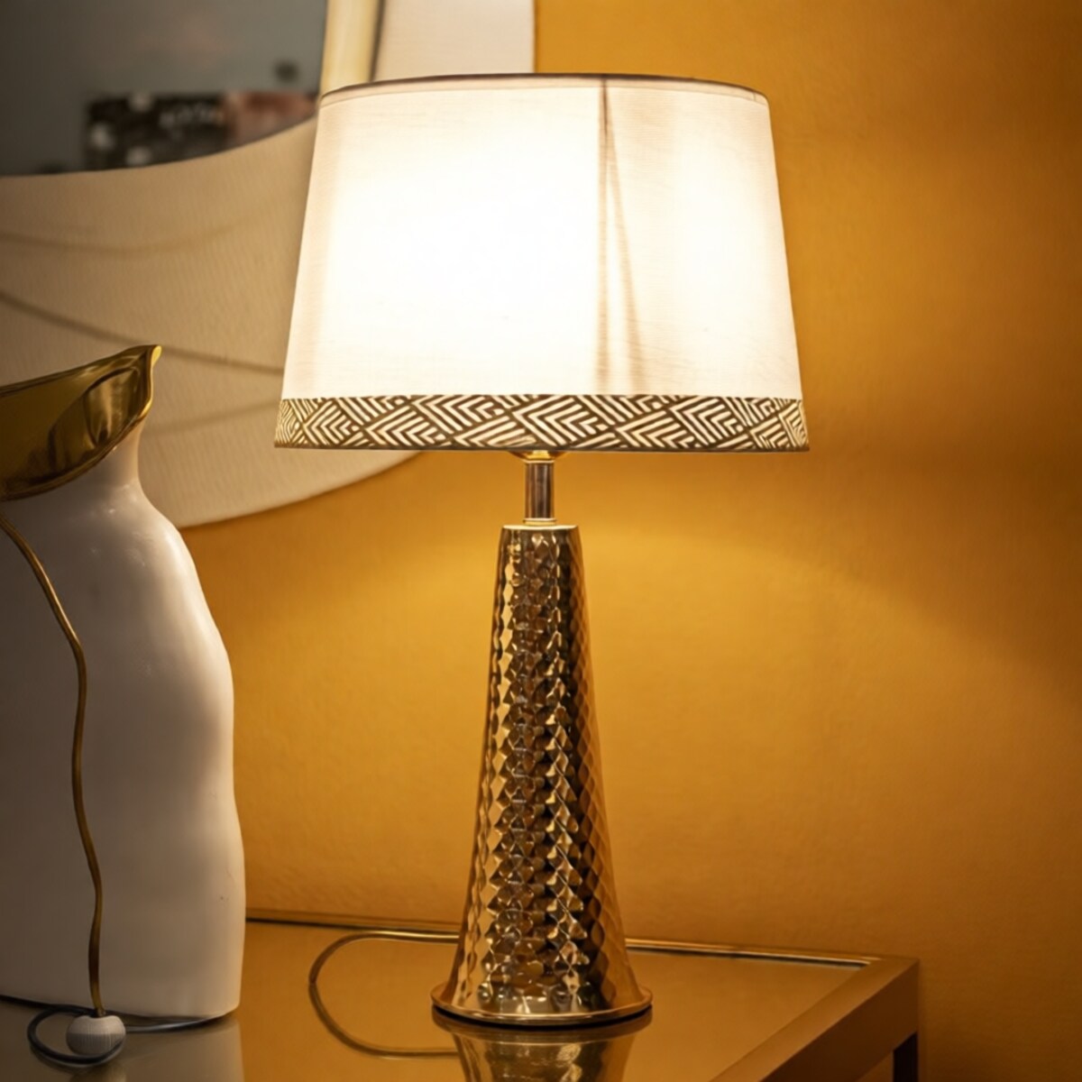 Lampa stołowa Tower, kolor złoty i biały, żelazo i tkanina, 30 x 30 x 54 cm, 1 x E27, do salonu i sypialni, Mauro Ferretti