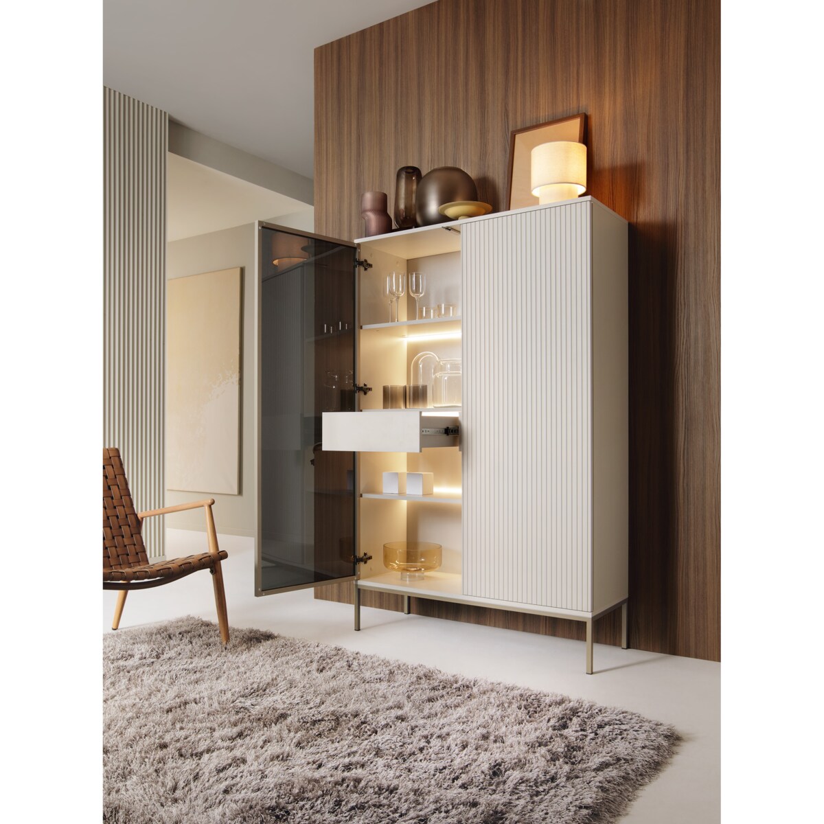 SANTI Wysoka witryna z lamelami w kolorze kaszmir