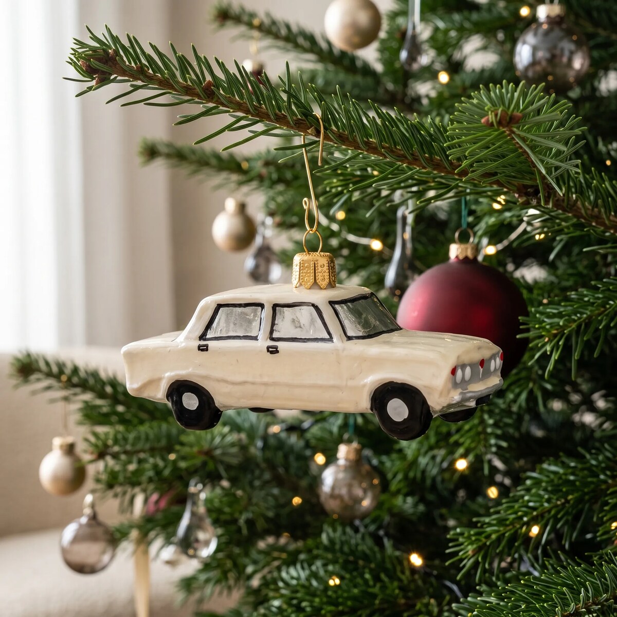 Bombka choinkowa szklana, ręcznie malowana: Fiat 125p: kremowy