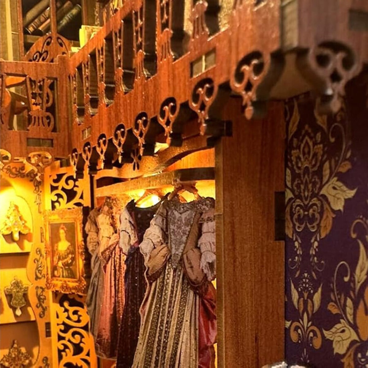 Miniaturowy domek Book Nook - Królewska garderoba