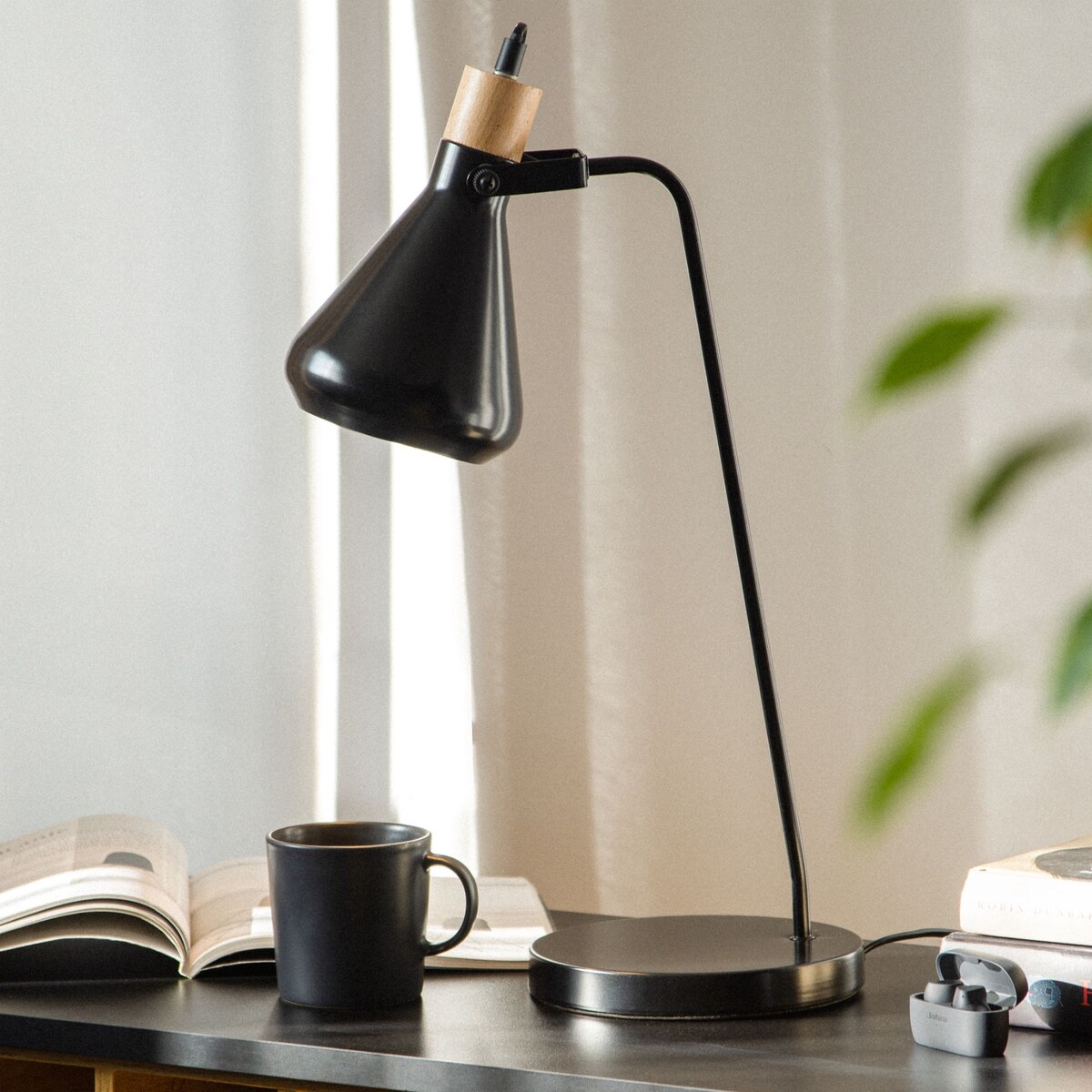 KONSIMO CORTODI Lampa biurkowa kolor czarny