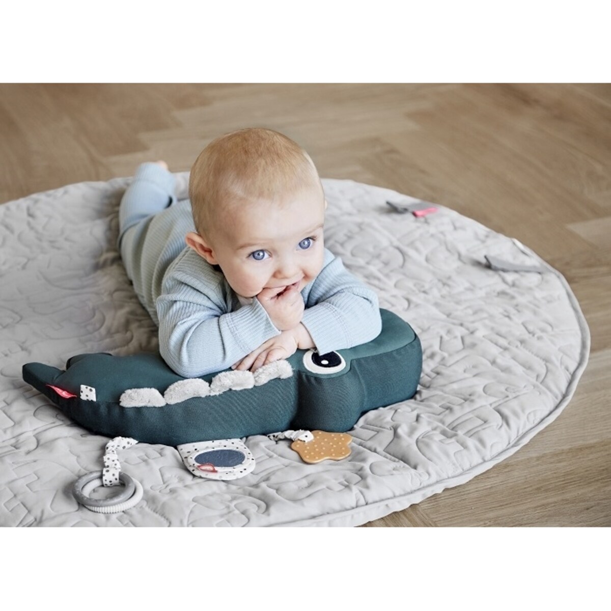 Done By Deer Poduszka z Zabawkami Croco Powder