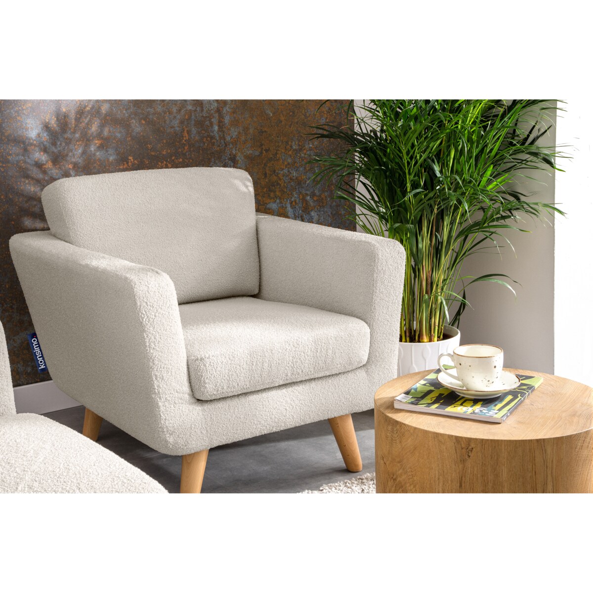 KONSIMO TAGIO Biały skandynawski fotel z tkaniny jagnięcej