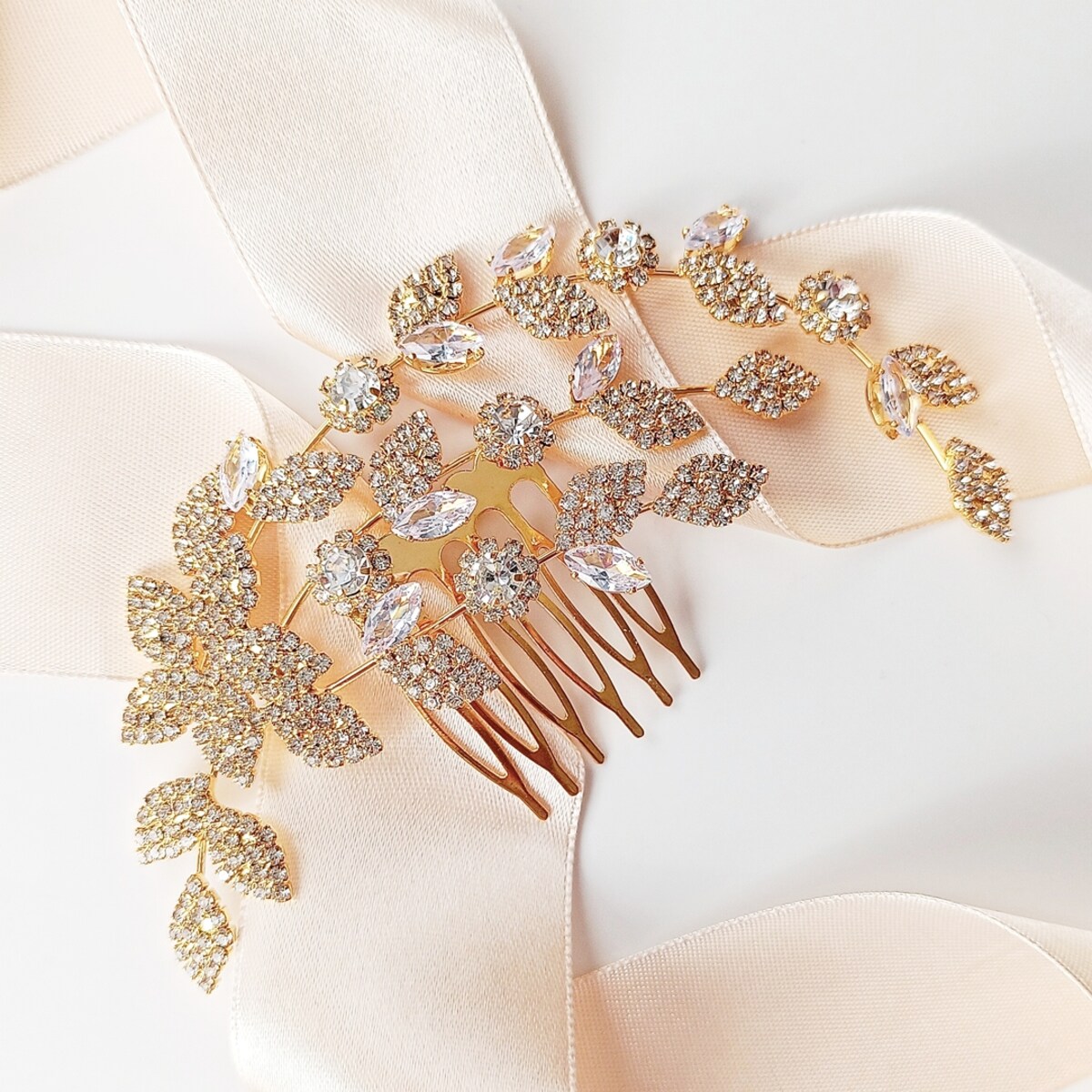 Złoty rozłożysty grzebyk ślubny z motywem listków i cyrkonii