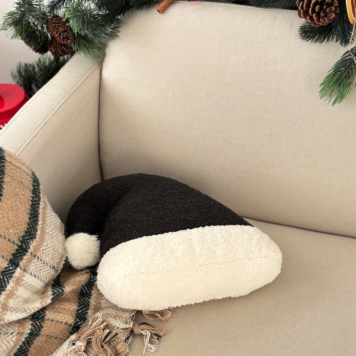 Poduszka w kształcie czapki Mikołaja czarna boucle