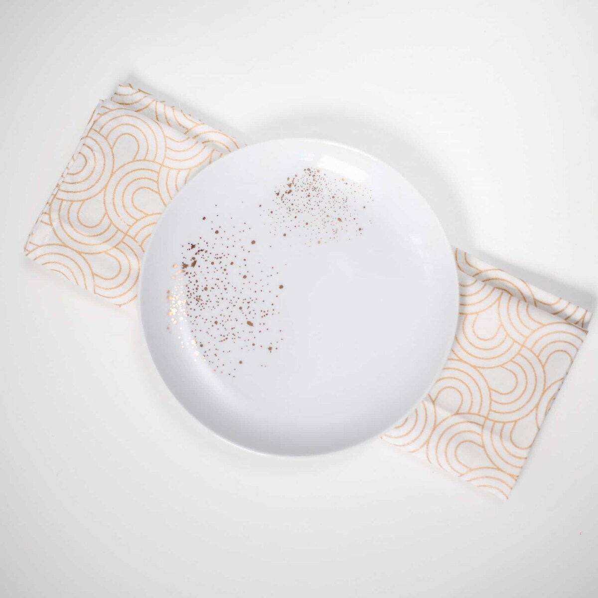 Biały talerz porcelanowy deserowo-śniadaniowy 20 cm - nakrapiany złotem dla miłośnika elegancji na parapetówkę