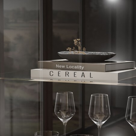 Przeszklona witryna SHADOW II z półkami, oświetlenie LED, nóżki skośne złote