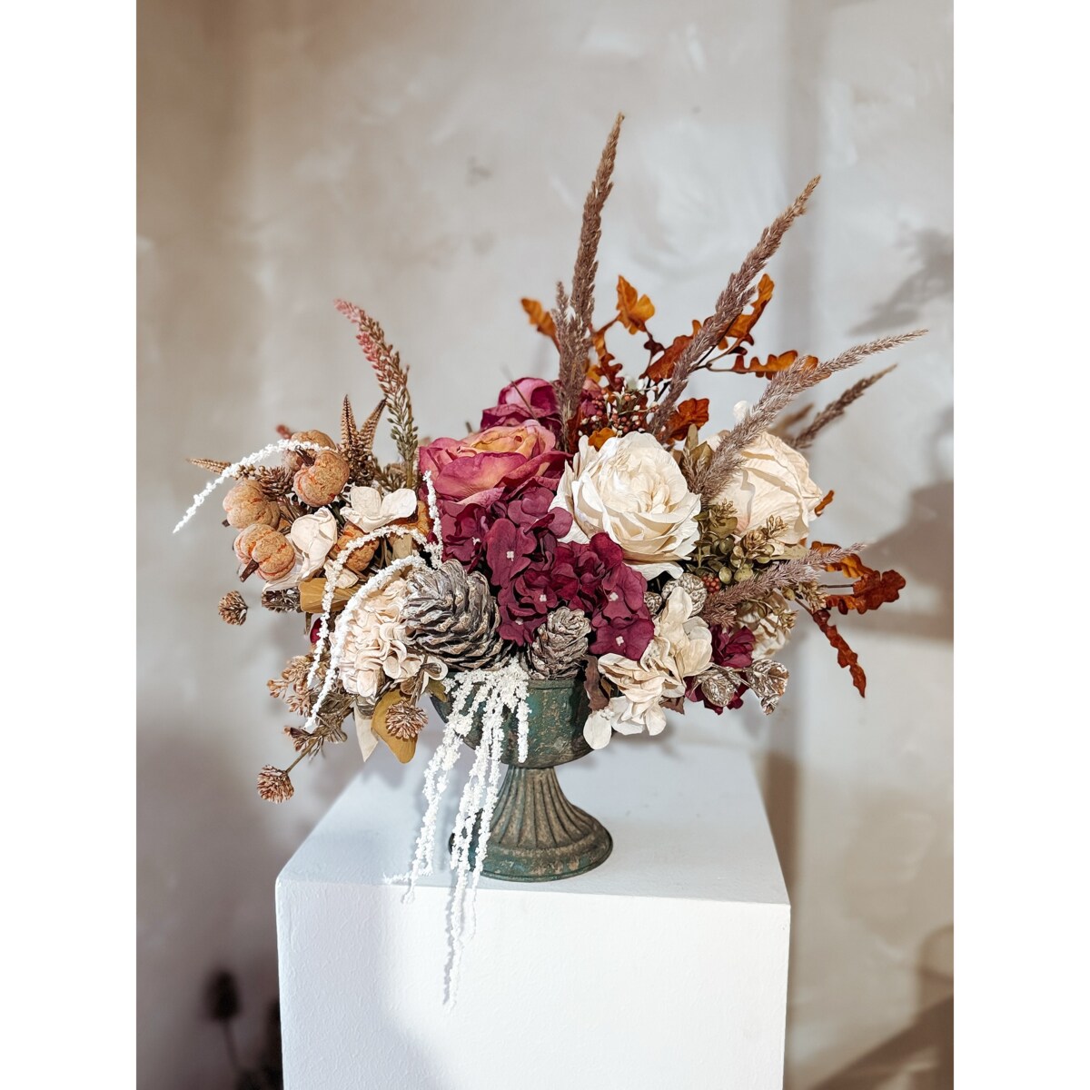 Kompozycja vintage w antycznym naczyniu jesień