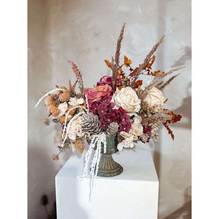 Kompozycja vintage w antycznym naczyniu jesień