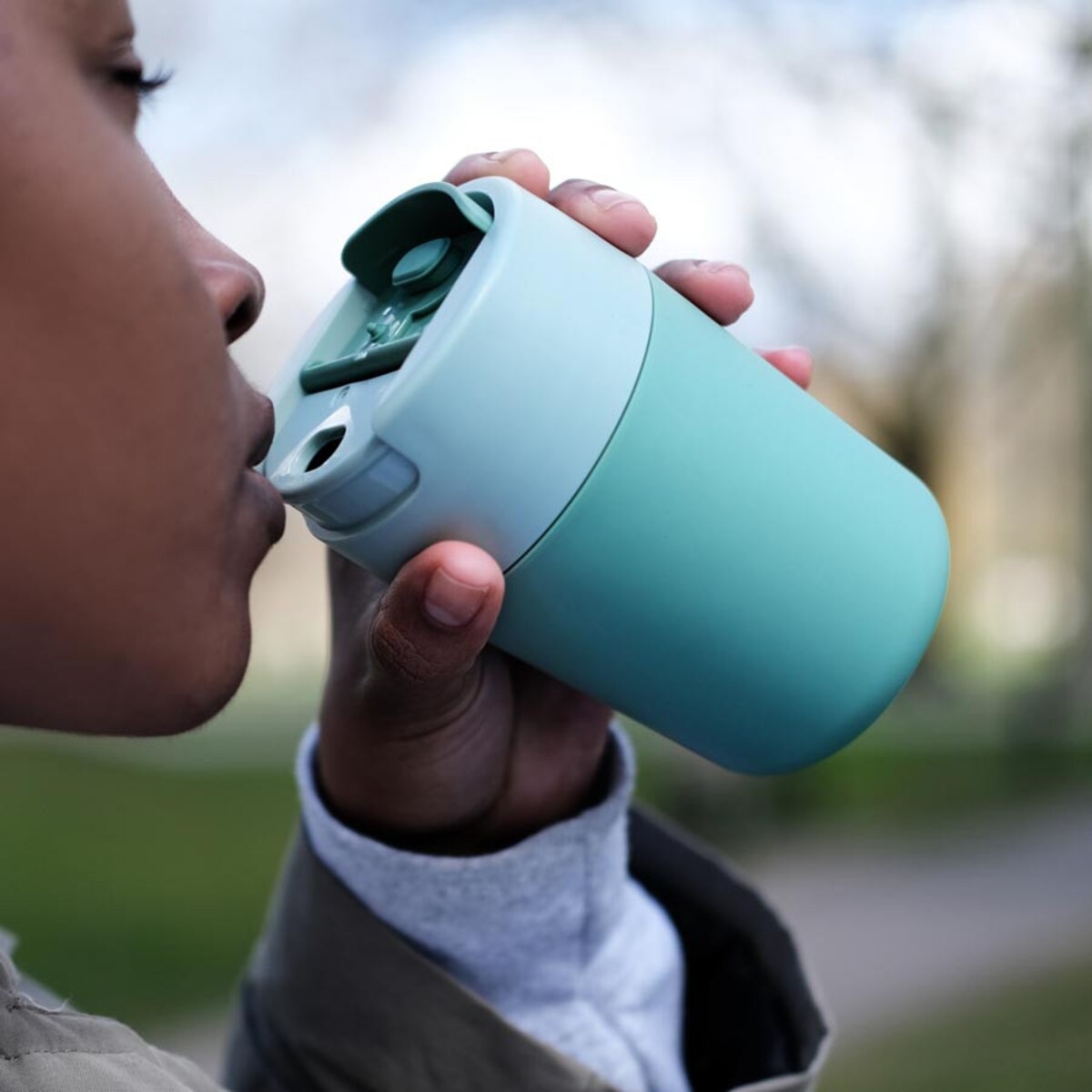 Kubek podróżny jasnozielony Sipp, 340 ml, Joseph Joseph