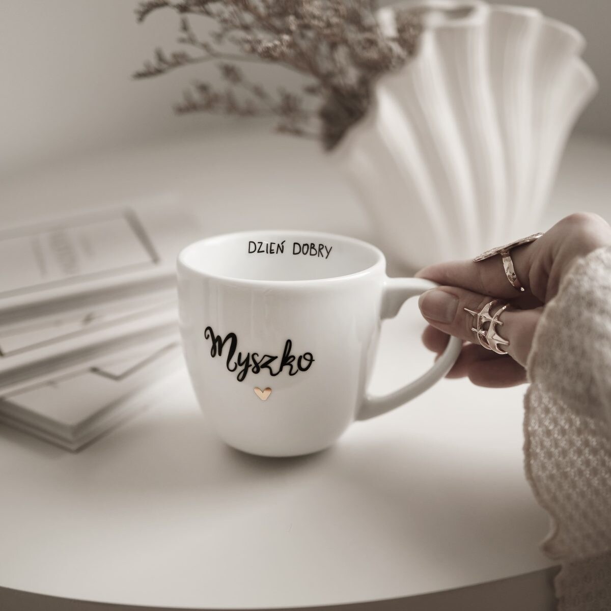 Biały Kubek Porcelanowy 300 ml - Napis Dzień Dobry Myszko ze Złotym Sercem dla Partnerki na Rocznicę