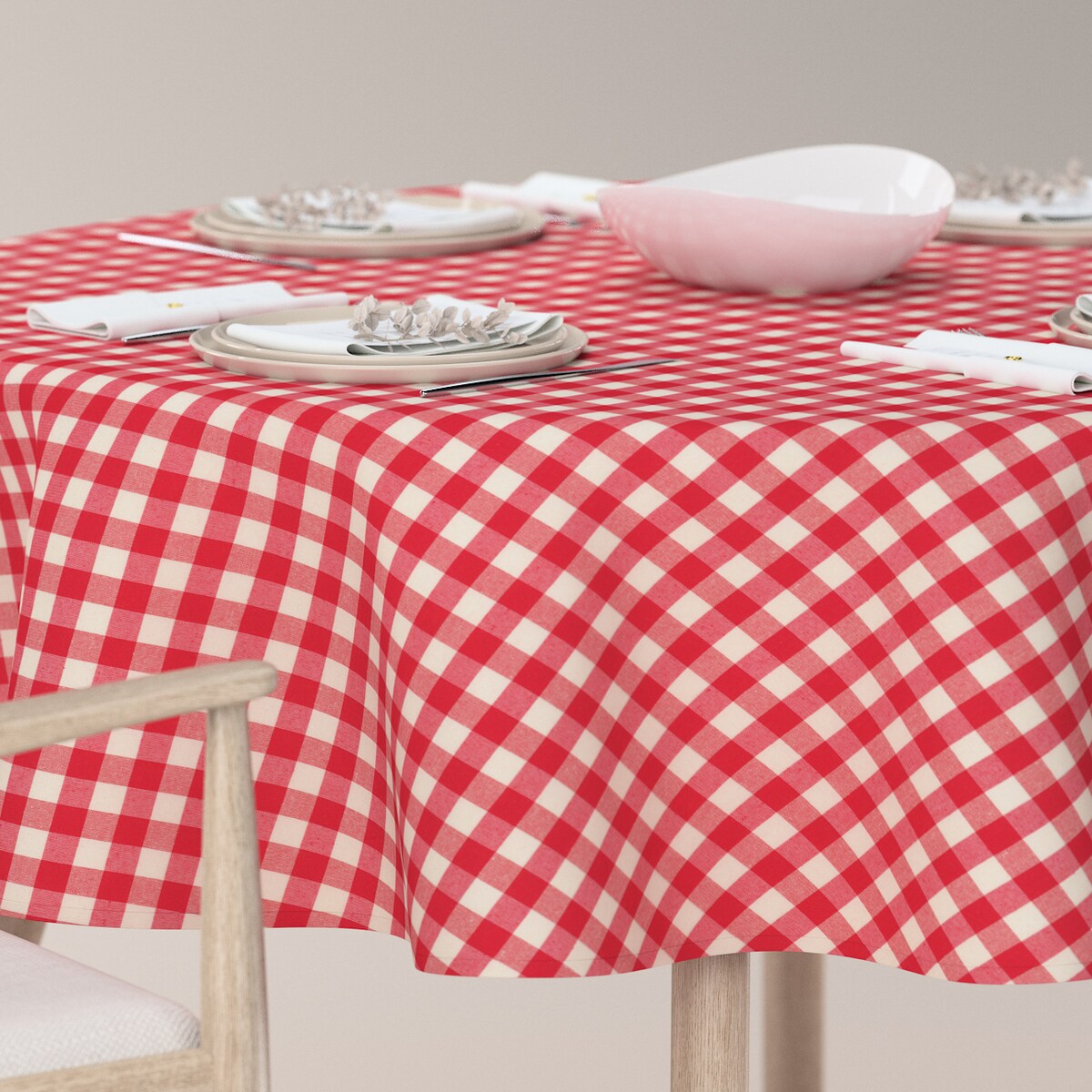 Obrus okrągły 130 x 130 cm czerwono-biała kratka (1,5x1,5cm)