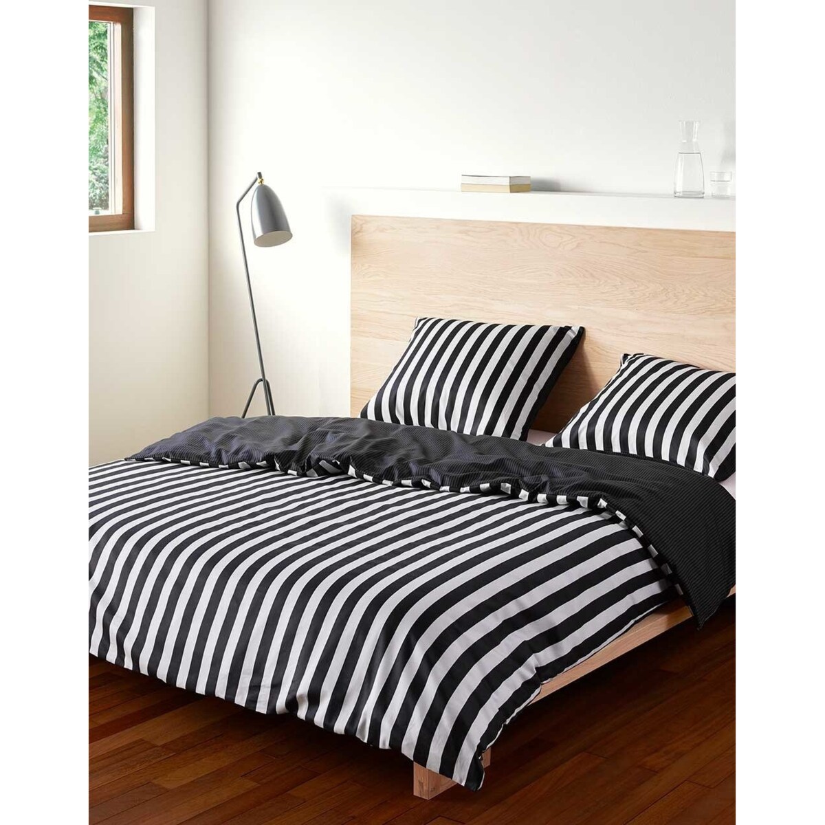 Ekskluzywna pościel z satyny bawełnianej w klasyczne czarne pasy, pościel dekoracyjna, nowoczesna pościel, Marc O'Polo