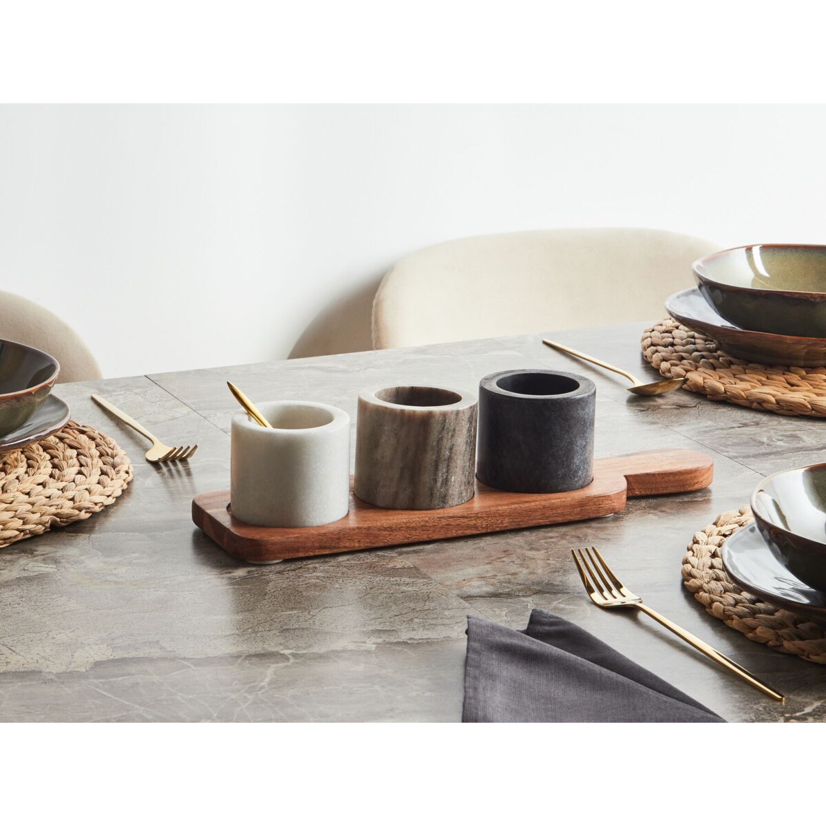 Zestaw 3 miseczek z marmuru z łyżeczką i tacą wielokolorowy PATRAS