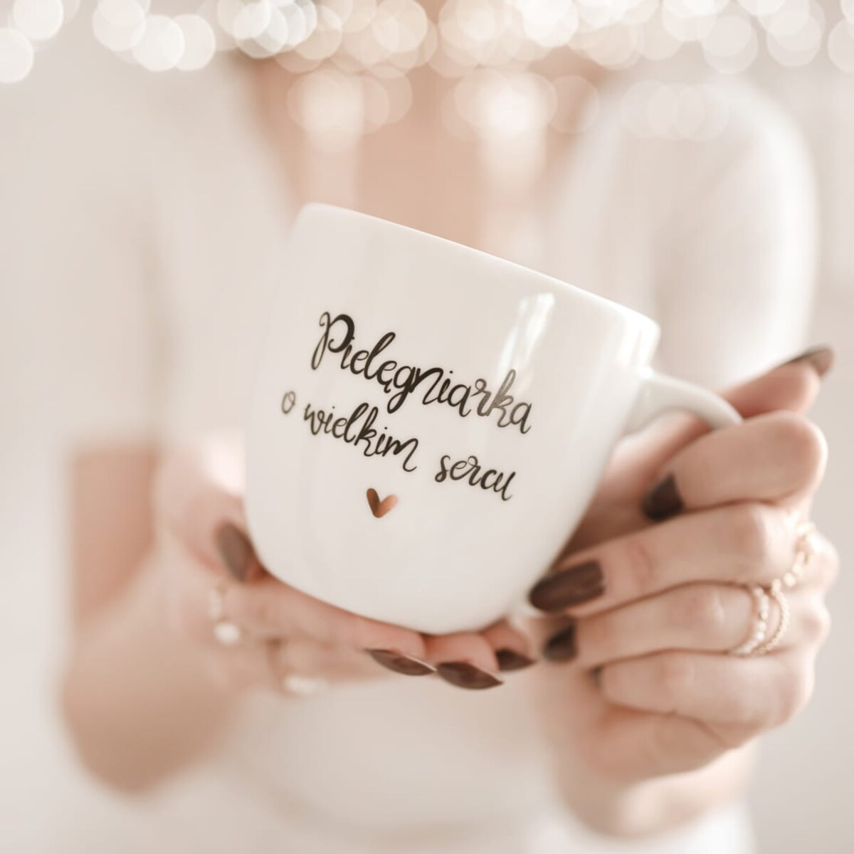 Biały kubek porcelanowy 300 ml „Pielęgniarka o wielkim sercu" ze złotym sercem - prezent na Dzień Pielęgniarki, urodziny, dyplom