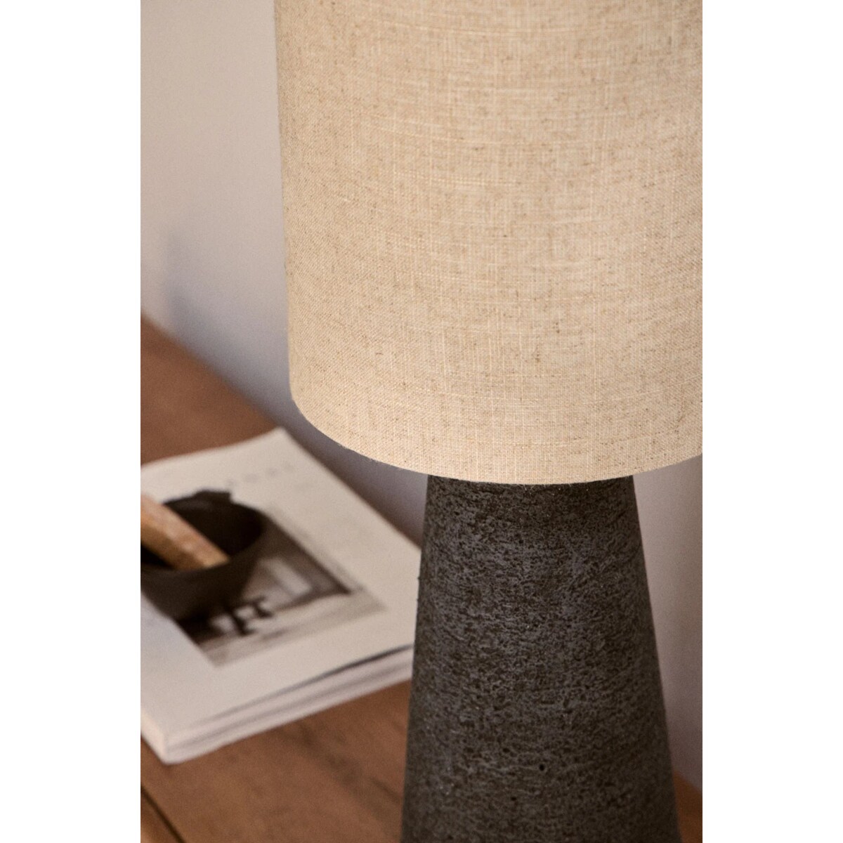 Lampa stołowa z lnu i włókna szklanego Loana, czarna