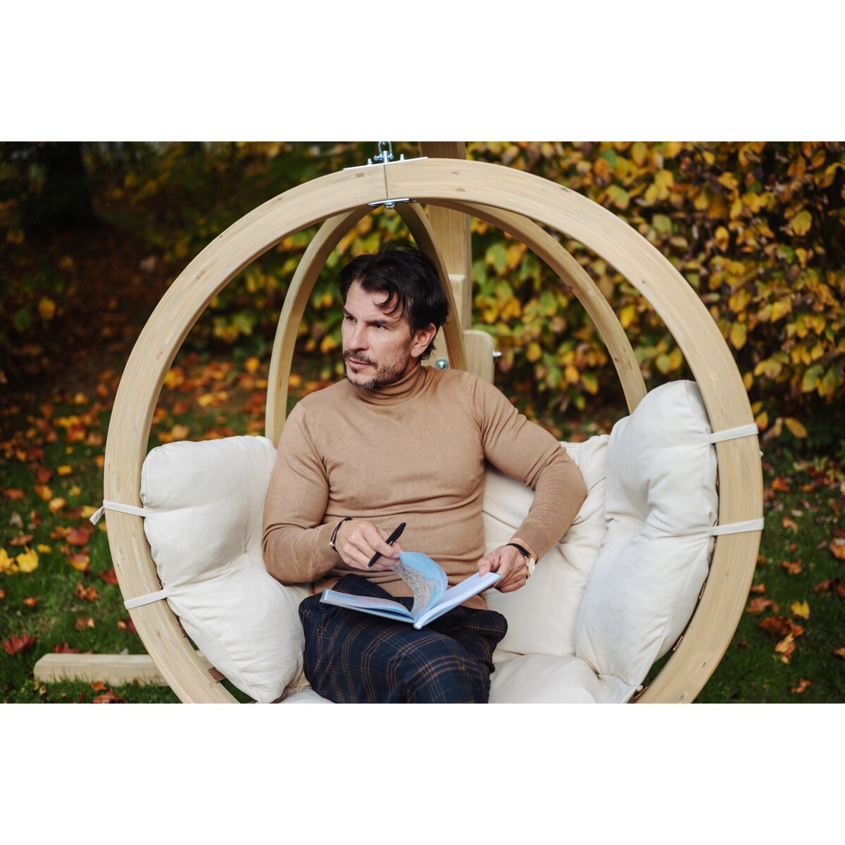 KONSIMO HIGLO Kremowy drewniany fotel wiszący boho w ogrodzie