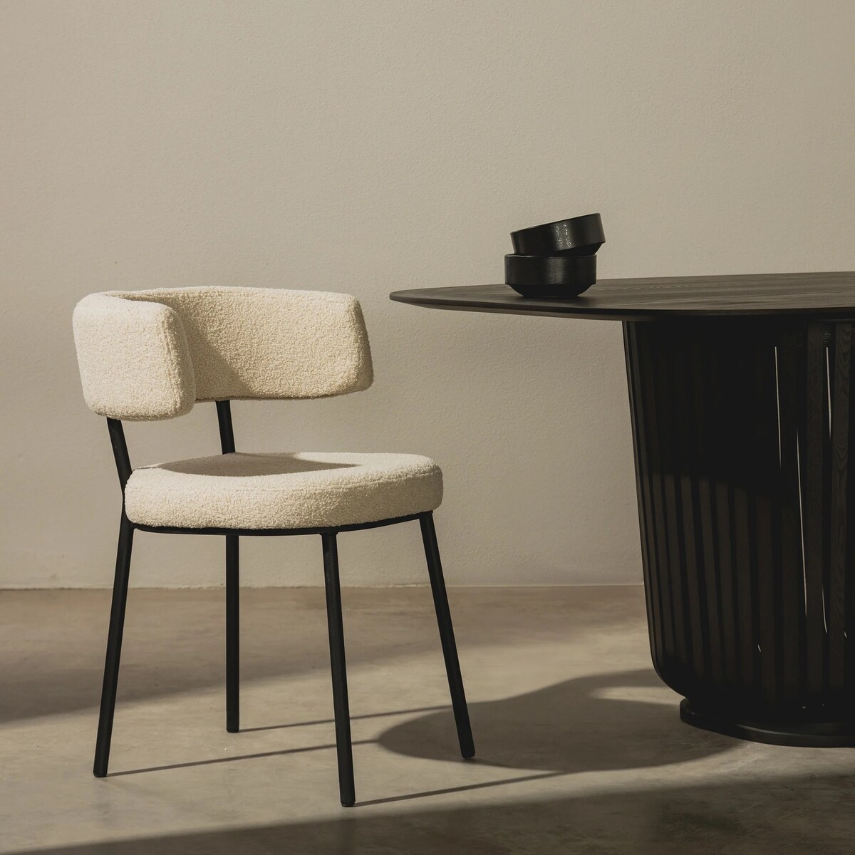 Krzesło IGUNIA-II 75x58x57 cm jasnobeżowe/czarne nóżki