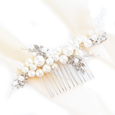 Delikatny grzebyk ślubny z perełkami i listkami