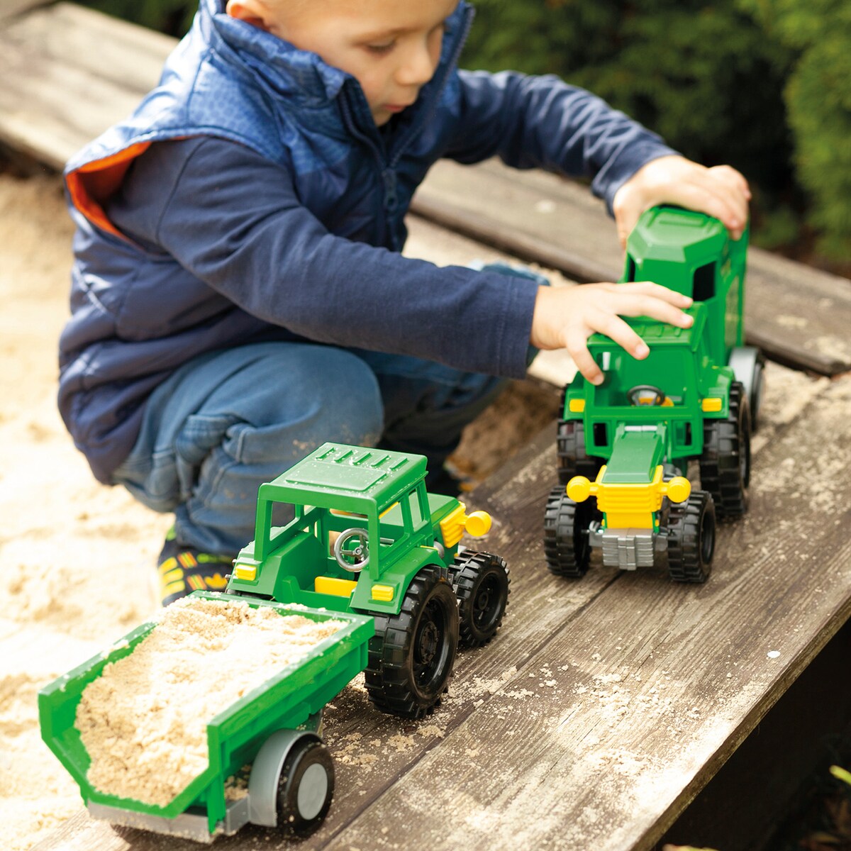 Farmer traktor z przyczepą na konia w kartonie