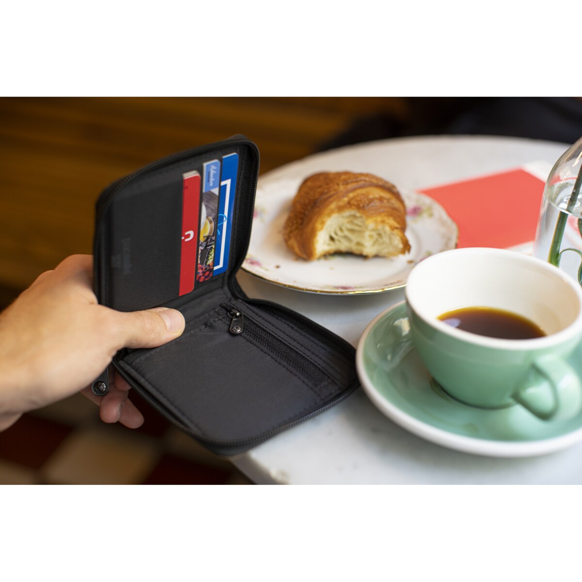 Portfel antykradzieżowy z recyklingu Pacsafe RFIDsafe - czarny