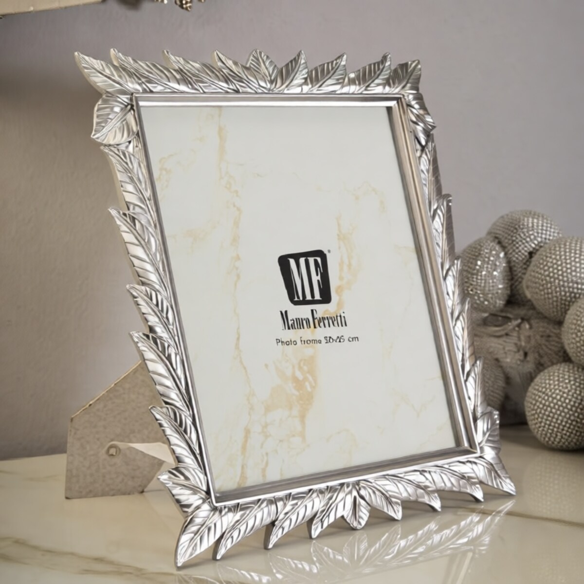 Ramka na zdjęcia Leavy, zdjęcie 20 x 25 cm, kolor srebrny, żywica syntetyczna i szkło, rama 27 x 2 x 32,3 cm, na fotografie i portrety, Mauro Ferretti