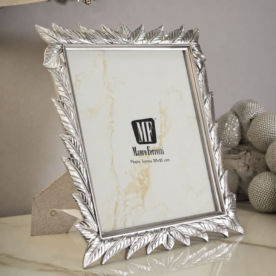 Ramka na zdjęcia Leavy, zdjęcie 20 x 25 cm, kolor srebrny, żywica syntetyczna i szkło, rama 27 x 2 x 32,3 cm, na fotografie i portrety, Mauro Ferretti