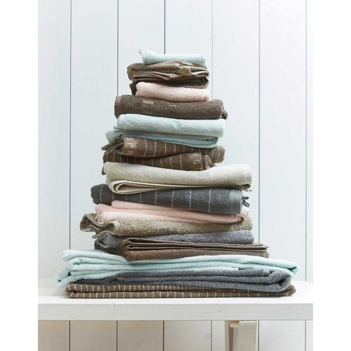 Ekskluzywny ręcznik frotte w kolorze srebrnym, luksusowy ręcznik, ręcznik z haftem, komplet ręczników, 100 x 50 cm, Esprit