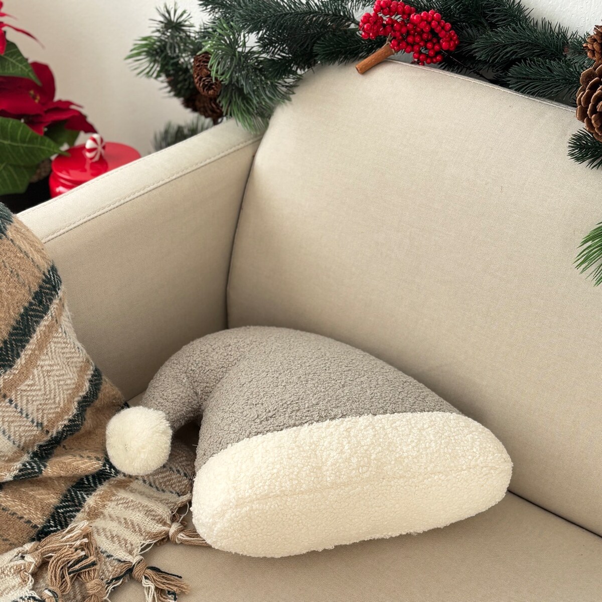 Poduszka w kształcie czapki Mikołaja szara boucle